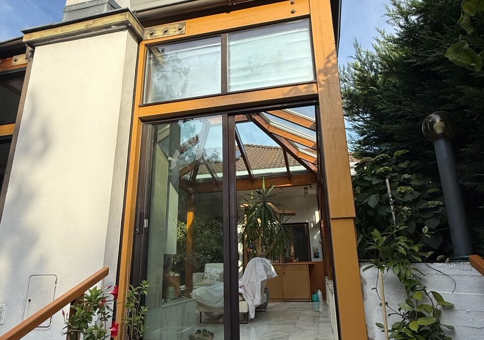 Rénovation à Mauerbach – jardin d&rsquo;hiver en bois de mélèze