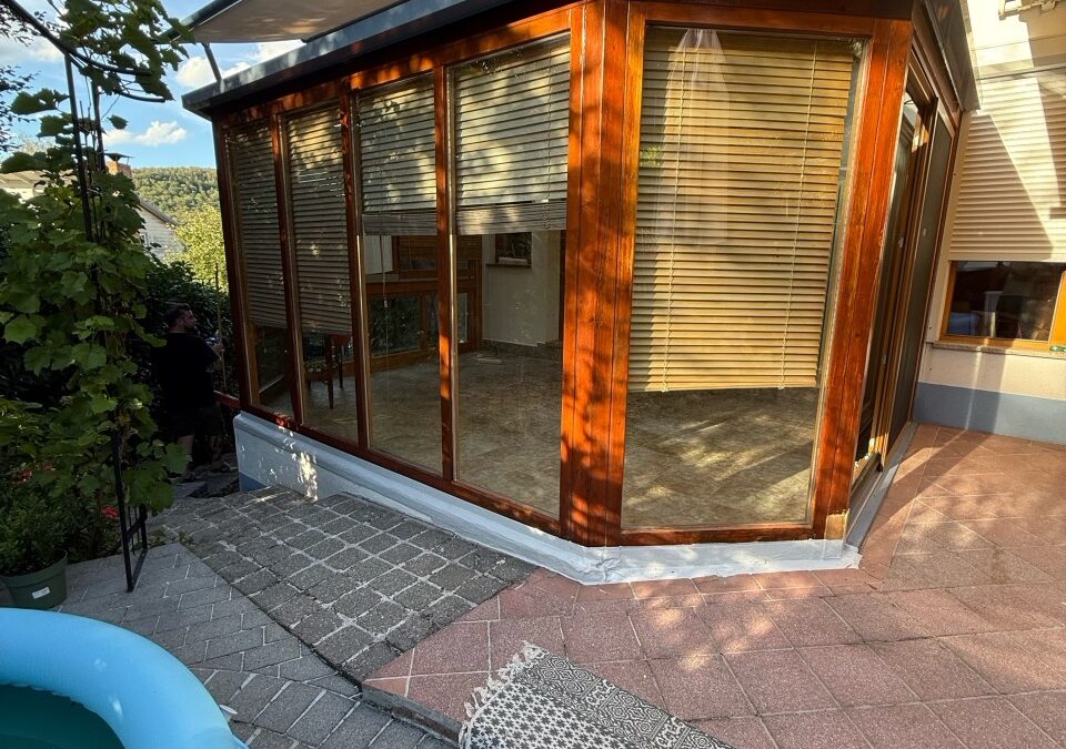 Octagonal conservatory in Purkersdorf renovated